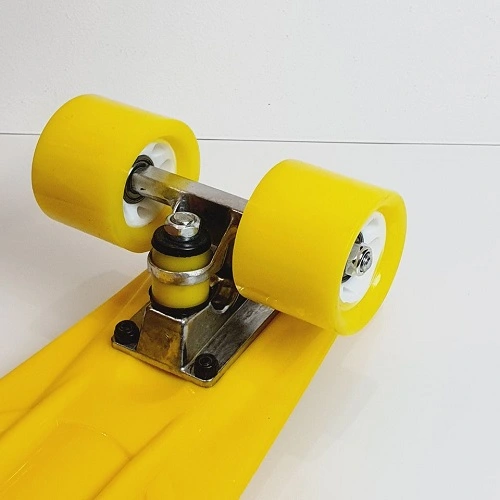 Pennyboard 22" s protiskluzovou deskou – žlutý, délka 55 cm