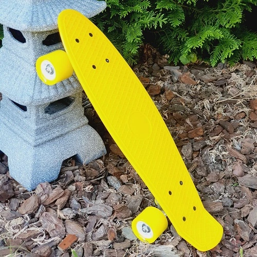 Pennyboard 22" s protiskluzovou deskou – žlutý, délka 55 cm