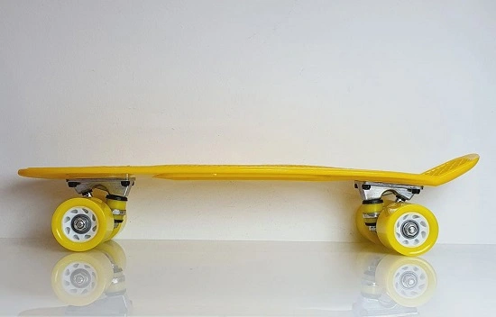 Pennyboard 22" s protiskluzovou deskou – žlutý, délka 55 cm