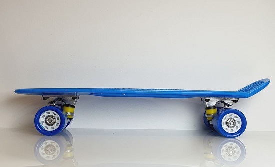 Pennyboard 22" s protiskluzovou deskou – modrý, délka 55 cm