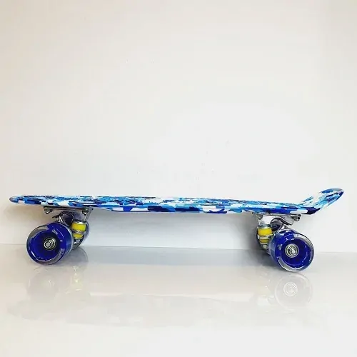 Pennyboard 22" se svítícími LED kolečky – modrý maskáč, 55 cm