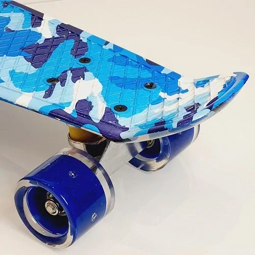 Pennyboard 22" se svítícími LED kolečky – modrý maskáč, 55 cm