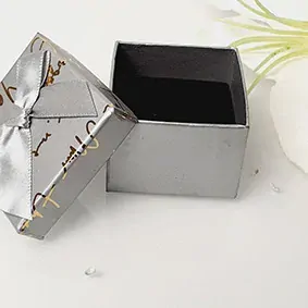 Dárková krabička kostka – stříbrná s nápisy, elegantní balení dárků