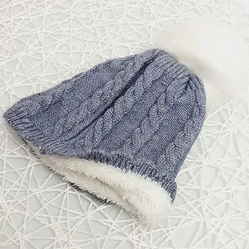 Teplá dětská čepice s bambulí – zateplená kojenecká čepička šedá