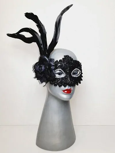 Stylová škraboška – černá karnevalová maska s lesklým efektem