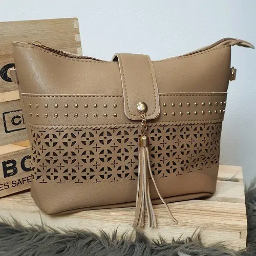 Dámská crossbody kabelka s vyřezávaným efektem 