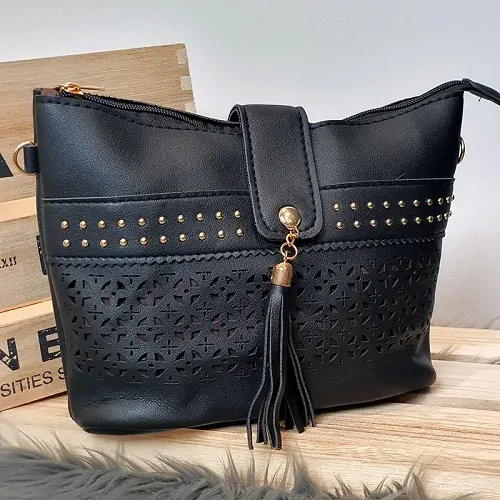 Dámská crossbody kabelka s vyřezávaným efektem 
