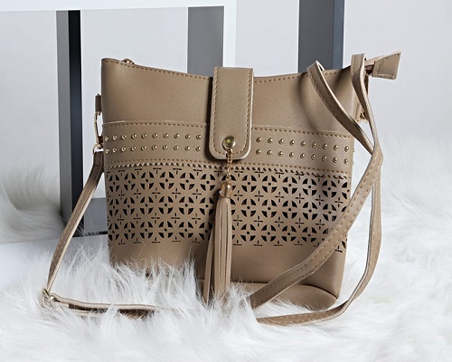 Dámská crossbody kabelka zdobená vyřezávaným vzorem a cvočky - hnědá