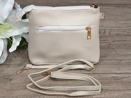 Dámská crossbody kabelka s třásněmi