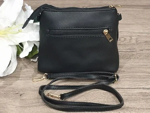 Dámská crossbody kabelka s třásněmi