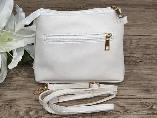 Dámská crossbody kabelka s třásněmi