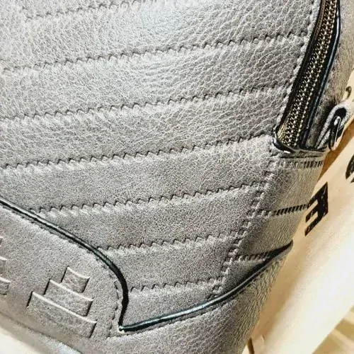 Stylový šedý batoh a kabelka 2 v 1 z eko kůže – Elegance v pohybu