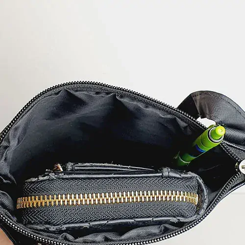 Crossbody kabelka s motivem razítka Prague a černou zadní stranou
