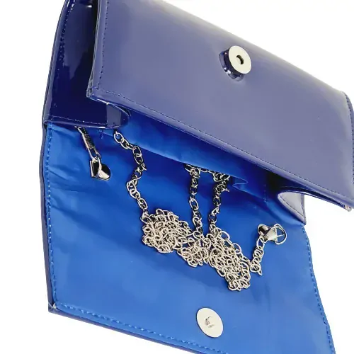 Lakovaná společenská kabelka s řetízkem