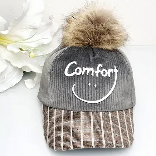 Dětská kšiltovka do chladného počasí - béžová s bambulí