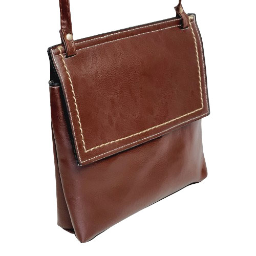 Dámská crossbody kabelka s klopou a ozdobným prošíváním - hnědá