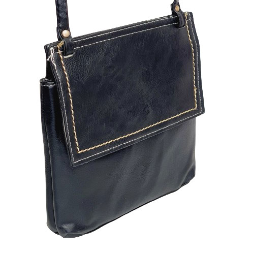 Dámská crossbody kabelka s klopou a ozdobným prošíváním - černá