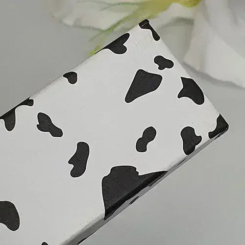 Papírová dárková krabička - bíločerná