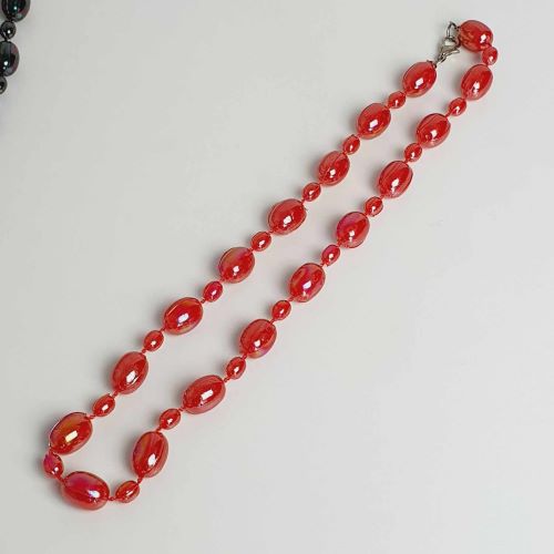 Lesklé plastové korále pro děti – 42 cm, bílé