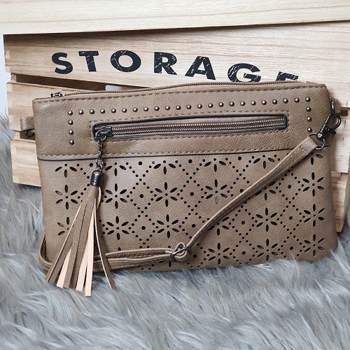 Dámská crossbody kabelka s vyřezávaným efektem - hnědá