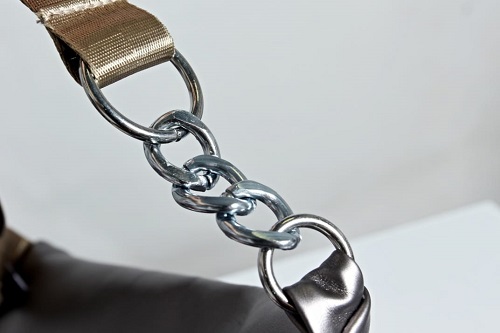 Dámská ledvinka se třemi kapsami na zip - hnědá