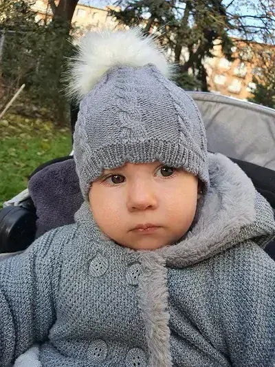 Teplá dětská čepice s bambulí – zateplená kojenecká čepička šedá