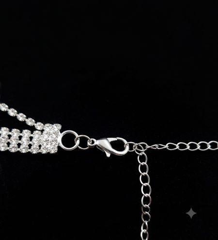 Elegantní štrasový náhrdelník choker s dlouhým přívěskem a kamínky
