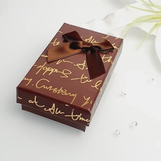 Dárková hnědá krabička obdélník s nápisy – elegantní balení šperků