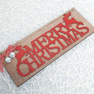 Dřevěná vánoční dekorace „Merry Christmas“ na dveře - 26 cm