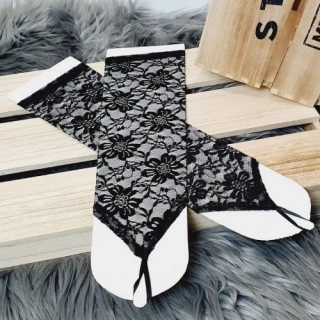 Tříčtvrteční společenské rukavice krajkové na prst – černé, 30 cm