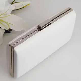 Společenská kabelka s kovovým rámem a řetízkem - bílá