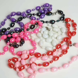 Lesklé plastové korále pro děti – 42 cm